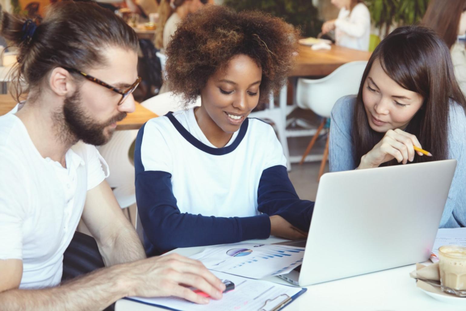 Analyse de documents financiers sur un bureau